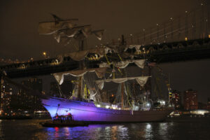 New York, nave scuola messicana urta il ponte di Brooklyn: due morti New York, nave scuola messicana urta il ponte di Brooklyn: due morti