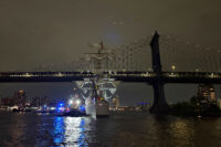 Ponte Brooklyn nave marina militare