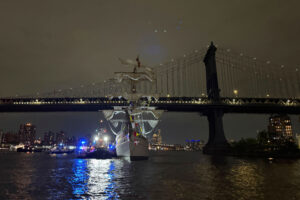 Ponte Brooklyn nave marina militare