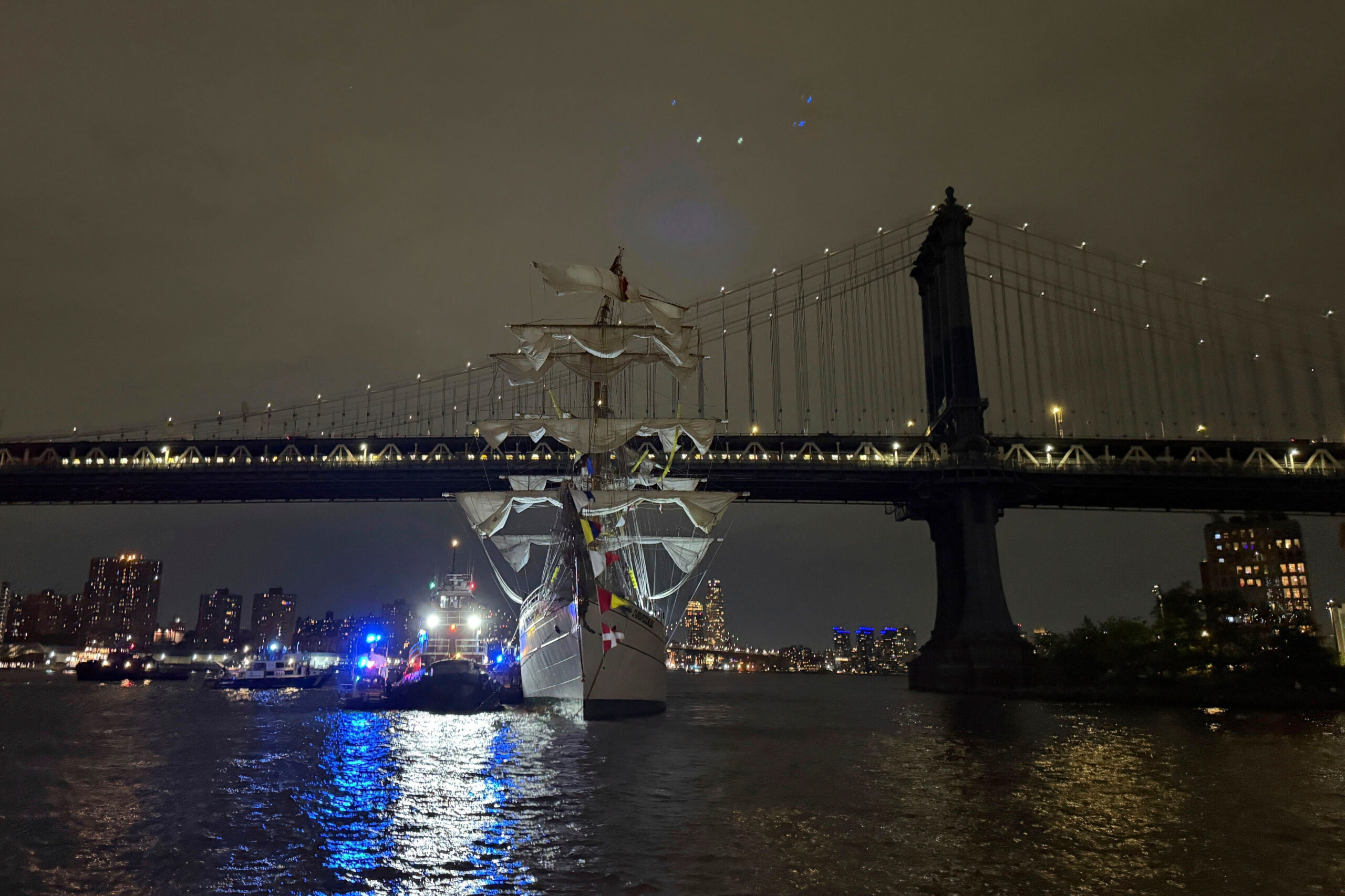 New York, nave scuola messicana urta il ponte di Brooklyn: due morti