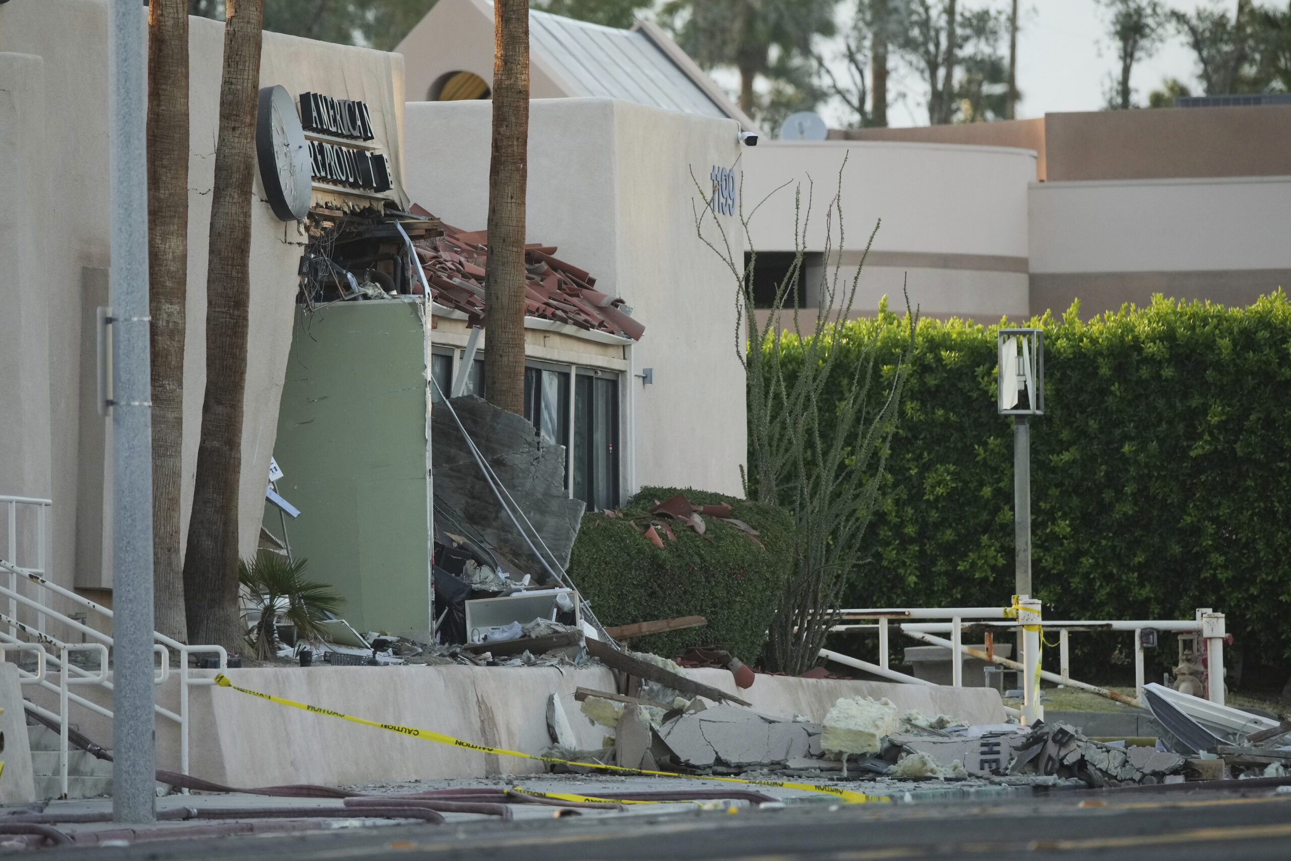Esplosione fuori da una clinica in California, una vittima