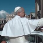 Papa Leone XIV ferma la papamobile per benedire due bambini