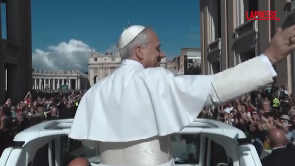 Papa Leone XIV ferma la papamobile per benedire due bambini Papa Leone XIV ferma la papamobile per benedire due bambini