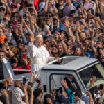 Papa Leone XIV, al via il Pontificato davanti a 200mila fedeli: “Guardare a Cristo per costruire la pace”