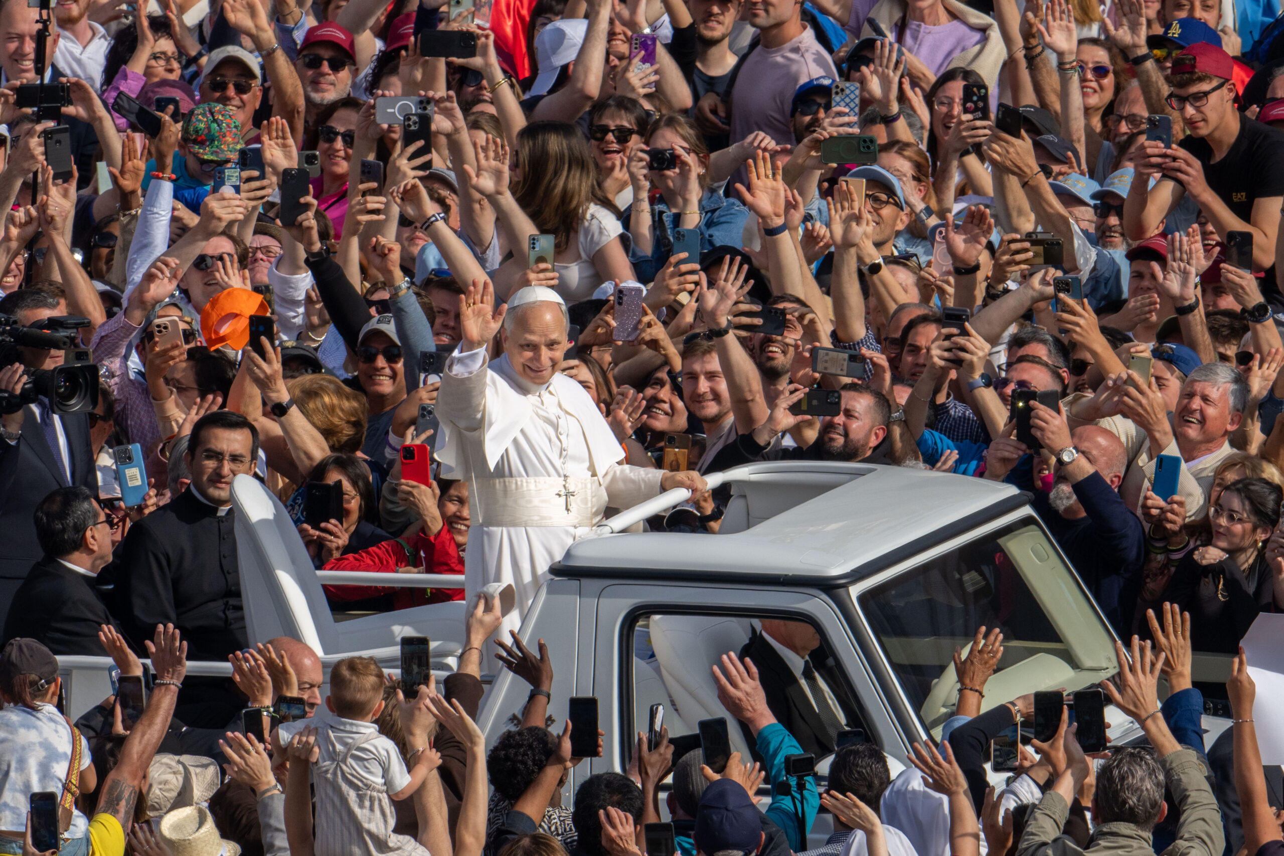 Papa Leone XIV, al via il Pontificato davanti a 200mila fedeli: “Guardare a Cristo per costruire la pace”