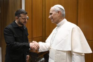 La stretta di mano tra Papa Leone XIV e Volodymyr Zelensky il 18 maggio