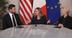Giorgia Meloni, JD Vance e Ursula von der Leyen parlano prima del trilaterale sui dazi a Palazzo Chigi del 18 maggio