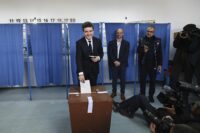 Nicusor Dan al seggio nel ballottaggio delle elezioni presidenziali in Romania