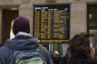 Passeggeri alla stazione centrale di Milano durante uno sciopero del personale ferroviario