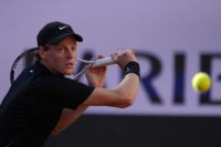Jannik Sinner in campo contro Carlos Alcaraz nella finale degli Internazionali d'Italia 2025 a Roma