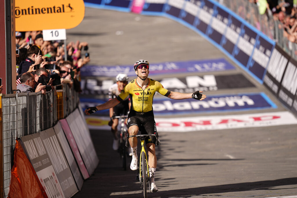 giro d italia 2025 van aert vince la nona tappa maglia rosa a del toro