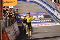 Wout Van Aert taglia il traguardo nella nona tappa del Giro d'Italia 2025