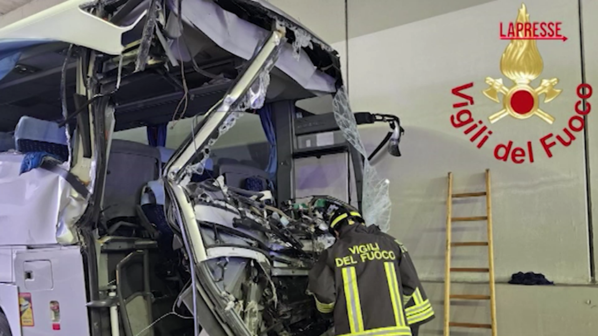 Scontro tir-bus scolaresca nel Comasco: le immagini dei soccorsi