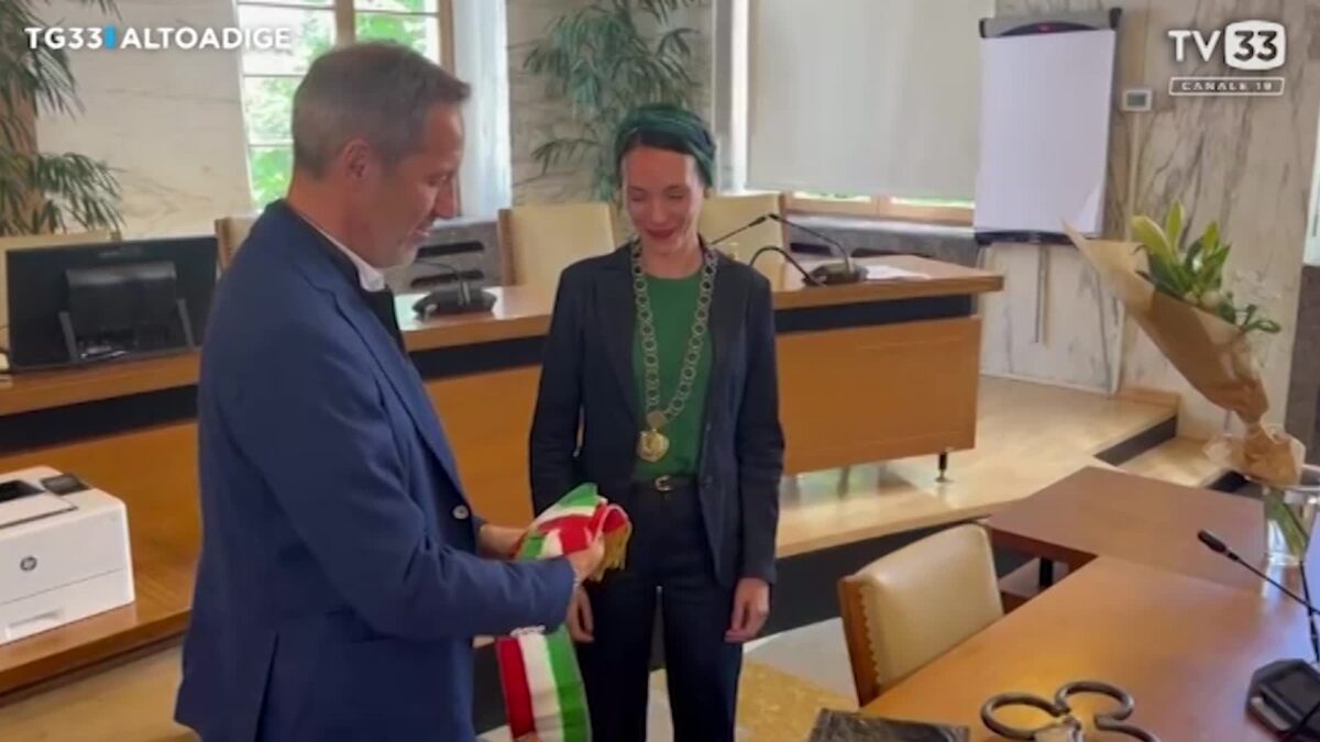 Alto Adige, Merano: neosindaca Zeller si toglie fascia tricolore