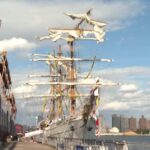 New York, l’equipaggio sbarca dalla nave dopo lo scontro con il ponte di Brooklyn