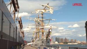 New York, l’equipaggio sbarca dalla nave dopo lo scontro con il ponte di Brooklyn