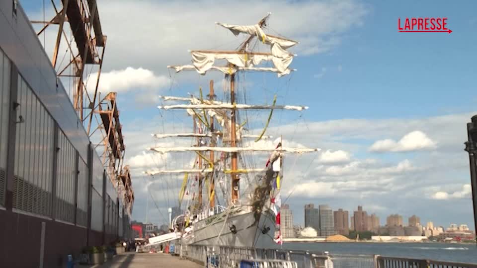 New York, l’equipaggio sbarca dalla nave dopo lo scontro con il ponte di Brooklyn New York, l’equipaggio sbarca dalla nave dopo lo scontro con il ponte di Brooklyn