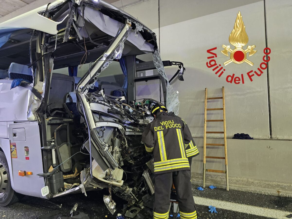 Scontro tir-bus scolaresca nella galleria di Lomazzo sulla Pedemontana: morta maestra