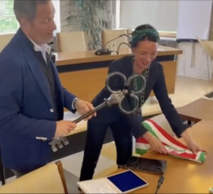 Merano, neosindaca Katharina Zeller si toglie fascia tricolore: è polemica Merano, neosindaca Katharina Zeller si toglie fascia tricolore: è polemica