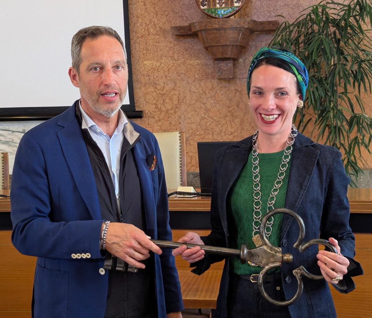 Merano, neosindaca Katharina Zeller si toglie fascia tricolore: è polemica