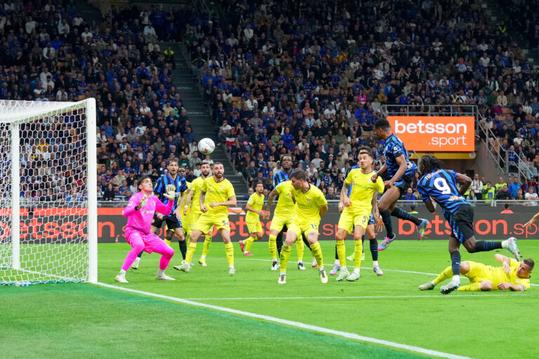 Dumfries segna il gol del 2-1 in Inter-Lazio