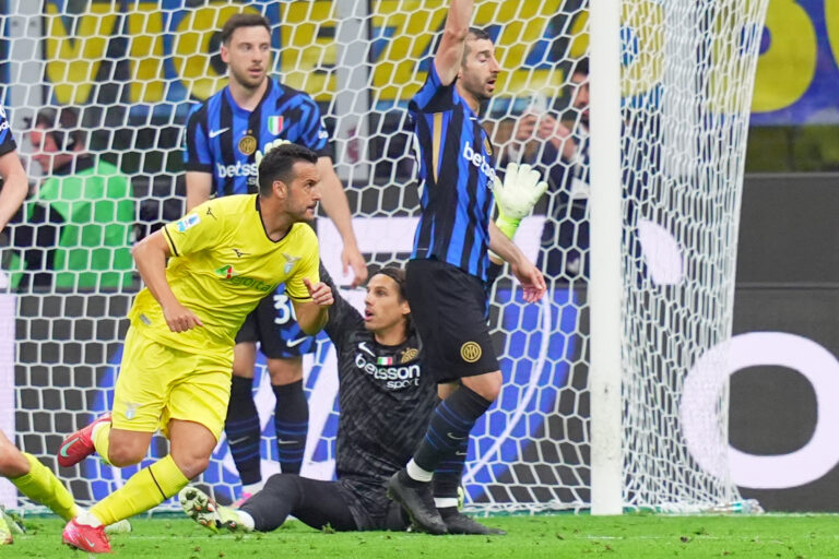 Pedro esulta dopo il gol dell'1-1 in Inter-Lazio