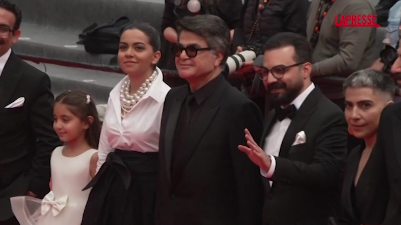 Festival di Cannes 2025, Jafar Panahi sul red carpet con il cast di “A simple accident” Festival di Cannes 2025, Jafar Panahi sul red carpet con il cast di “A simple accident”
