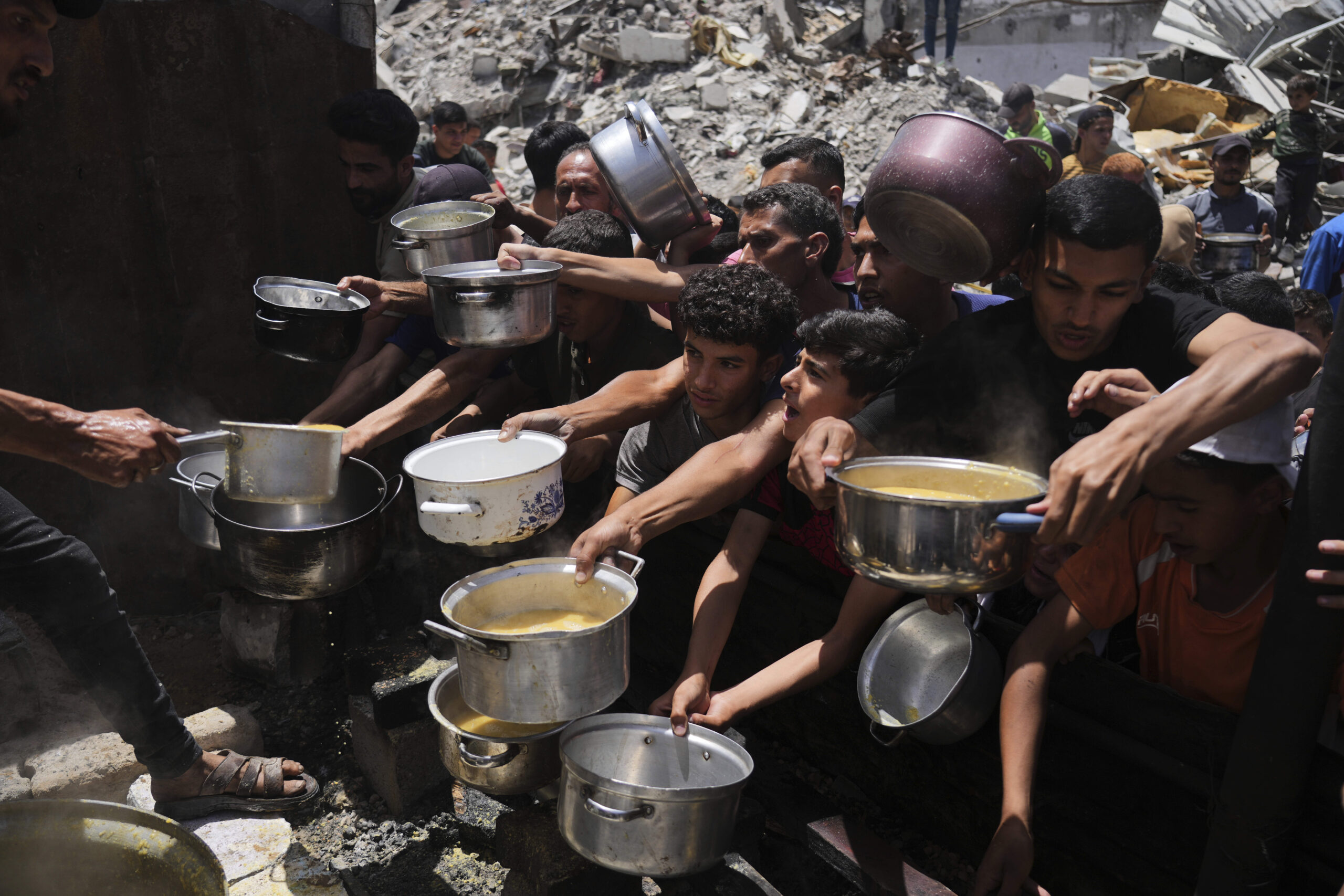 Gaza, attacchi di Israele: almeno 60 morti