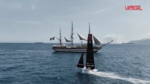Amerigo Vespucci e Luna Rossa veleggiano insieme al largo di Cagliari