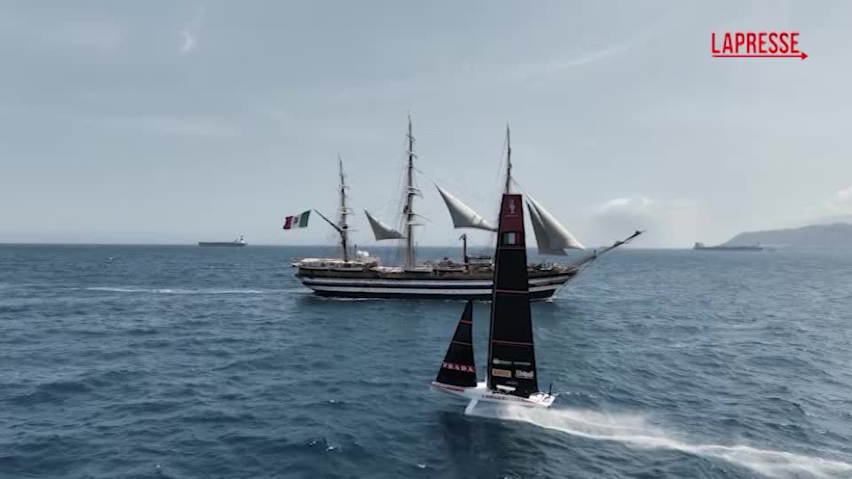 amerigo vespucci e luna rossa veleggiano insieme al largo di cagliari