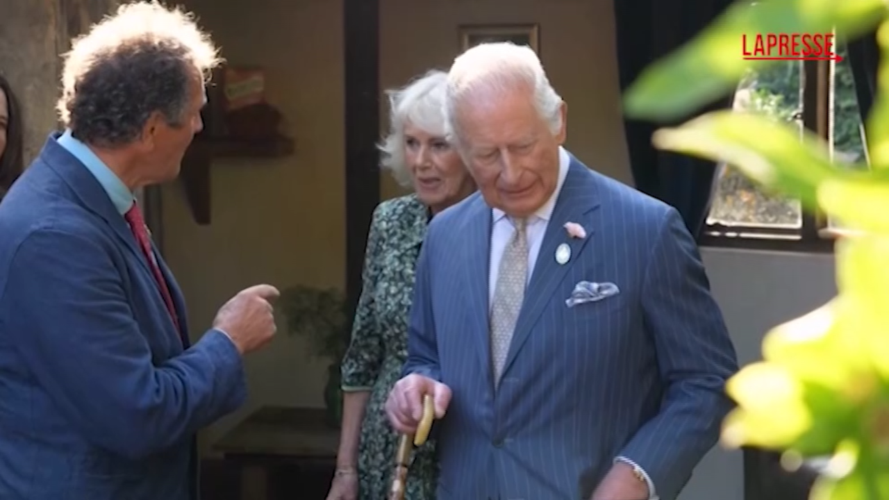 royal family re carlo e camilla tra i fiori di londra