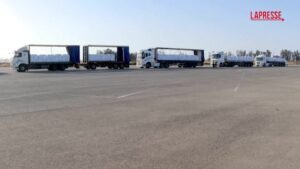 Gaza, camion di aiuti umanitari attraversano il valico di Kerem Shalom
