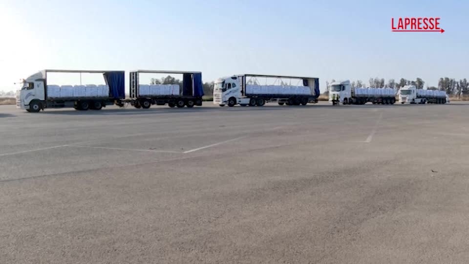 gaza camion di aiuti umanitari attraversano il valico di kerem shalom