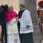 Papa Leone XIV lascia San Paolo fuori Le Mura e saluta i fedeli