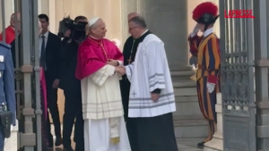 Papa Leone XIV lascia San Paolo fuori Le Mura e saluta i fedeli
