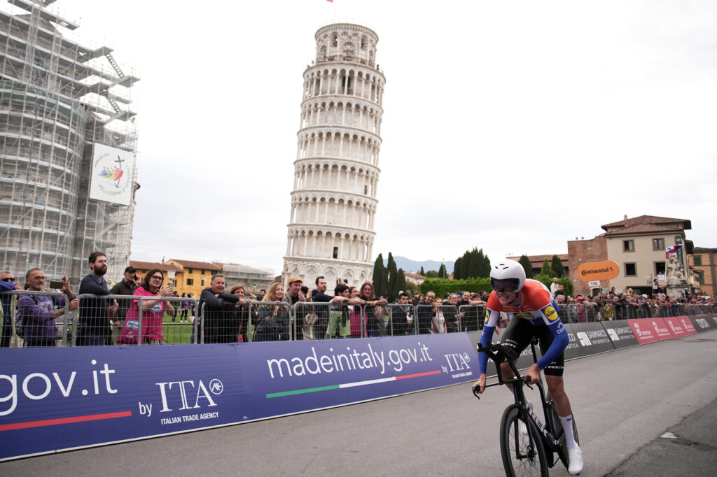 giro d italia 2025 hoole vince la decima tappa del toro ancora in maglia rosa