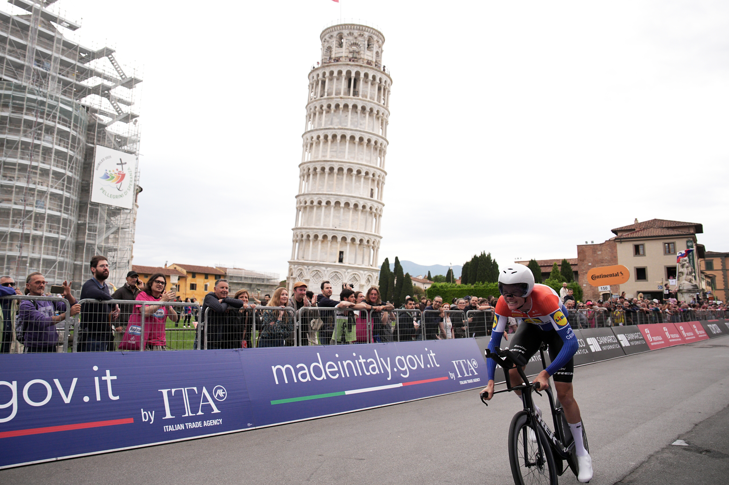Giro d’Italia 2025, Hoole vince la decima tappa. Del Toro ancora in maglia rosa
