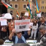 Gaza, manichini sporchi di sangue lanciati a Montecitorio: “Basta complicità con Israele”