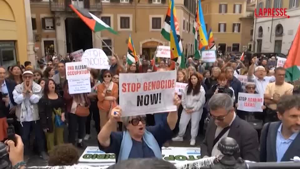 Gaza, manichini sporchi di sangue lanciati a Montecitorio: “Basta complicità con Israele” Gaza, manichini sporchi di sangue lanciati a Montecitorio: “Basta complicità con Israele”