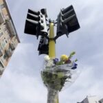 Milano, fiori sul luogo dello schianto con lo scooter del 21enne fuggito da un controllo di polizia