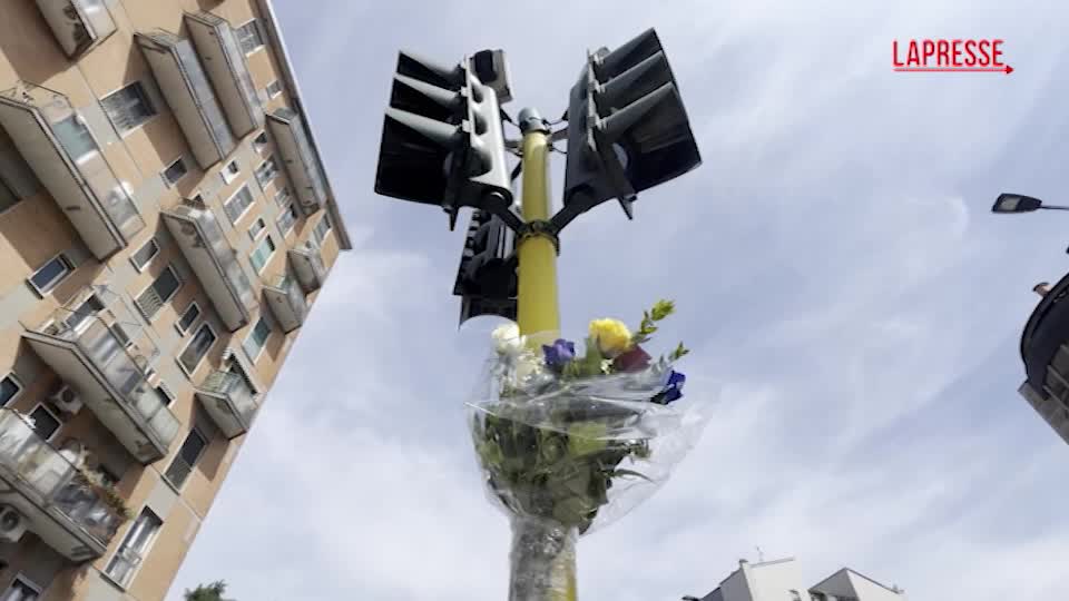 Milano, fiori sul luogo dello schianto con lo scooter del 21enne fuggito da un controllo di polizia Milano, fiori sul luogo dello schianto con lo scooter del 21enne fuggito da un controllo di polizia