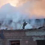 Violento attacco a Sumy, fiamme e fumo si levano da un edificio: 2 morti