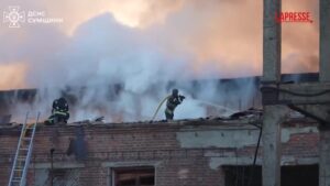 Violento attacco a Sumy, fiamme e fumo si levano da un edificio: 2 morti