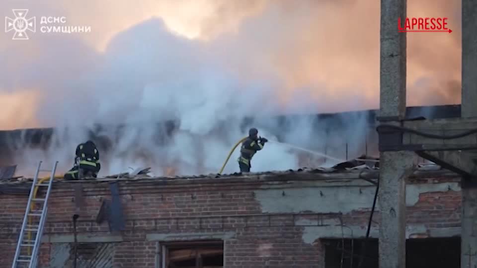 Violento attacco a Sumy, fiamme e fumo si levano da un edificio: 2 morti Violento attacco a Sumy, fiamme e fumo si levano da un edificio: 2 morti