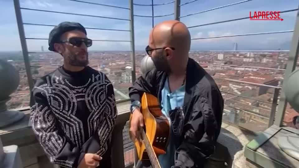torino i negramaro suonano a sorpresa in cima alla mole antonelliana
