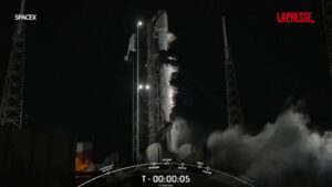 SpaceX, lanciato razzo con 23 satelliti per sistema Starlink