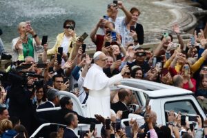 papa leone xiv folla a san pietro per la prima udienza generale