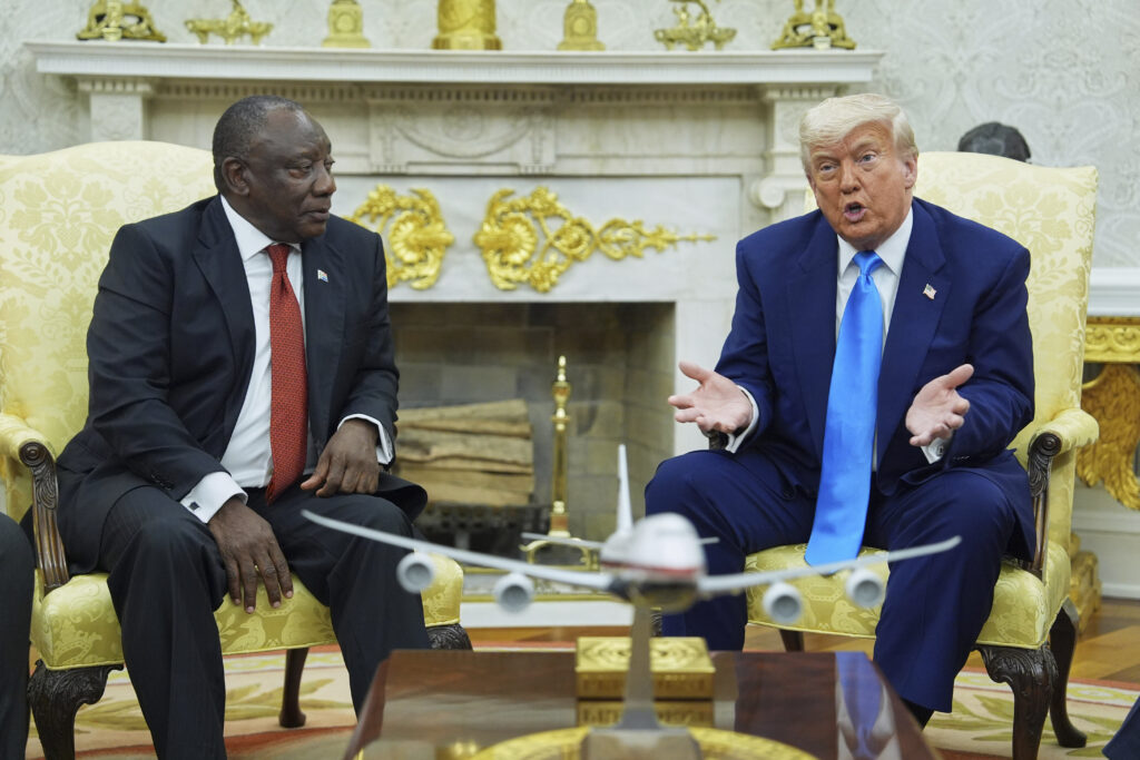 Trump accusa Ramaphosa: “In Sudafrica confiscate le terre ai bianchi e li uccidete” Trump accusa Ramaphosa: “In Sudafrica confiscate le terre ai bianchi e li uccidete”