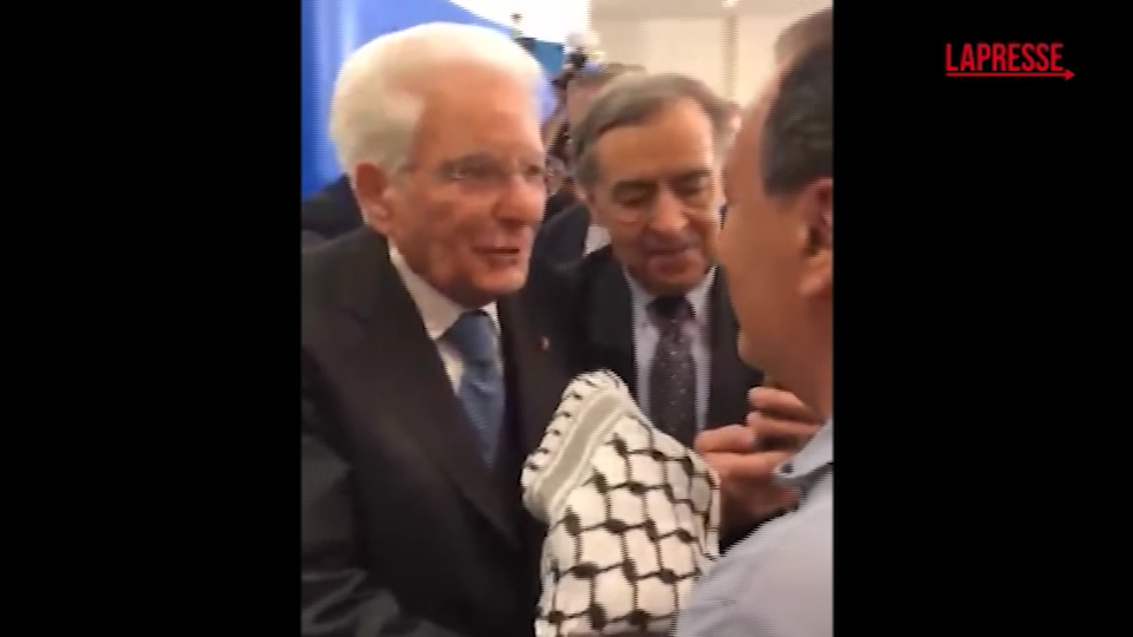 Bruxelles, Mimmo Lucano consegna kefiah a Mattarella Bruxelles, Mimmo Lucano consegna kefiah a Mattarella