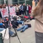 Bruxelles, flash mob M5S al Pe con kefiah insanguinate “contro genocidio Israele”